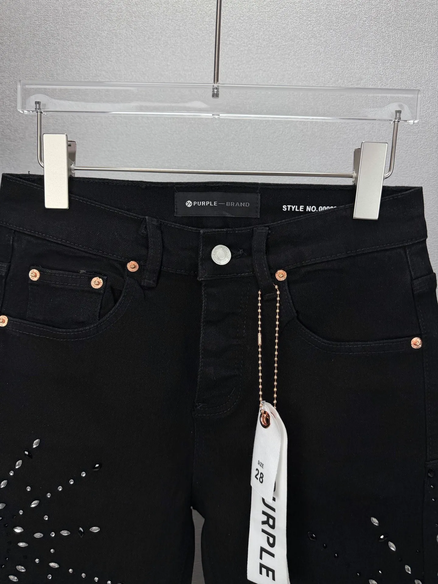 PURPLE BRAND 2026 New Arrival Sun🌞 Hot diamond pattern couple's bootcut loose jeans High version High version Top ceiling Quality Styles with different washed textures, very friendly to people with thin legs and thick legs. The bootcut and loose version is very flattering to the leg shape. Moderate length that never goes out of style, easy to match with casually, basic styling for various styles, a must-have in the wardrobe! The fabric is stiff but also makes the upper body soft without losing texture. The washing process is even more perfect. It is a must-have item for everyone! ! ! Washed wheat, hang tag, pants label, three labels complete Color: Black Size: 28, 30, 32, 34, 36 (five sizes)